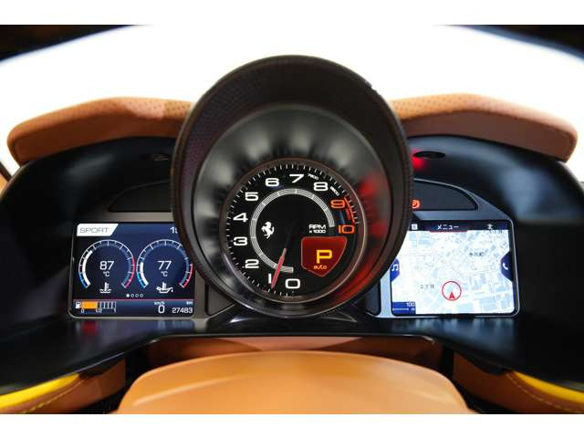 メーターにはナビも写るので、目線を逸らさずに走りに集中することが可能。カーボンファイバードライバーゾーン+LEDステアリングが上品さを高めます。