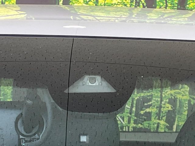 【ホンダセンシング】走行中に前方の車両等を認識し、衝突しそうな時は警報とブレーキで衝突回避と被害軽減をアシスト。より安全にドライブをお楽しみいただけます。