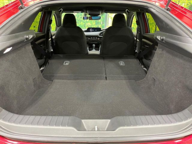 ラゲッジルームは、大容量のスペースを確保。普段のお買い物からレジャーまで、幅広く活躍してくれます!また、リアシートを倒すことでバリエーション豊かにお使いいただけます。