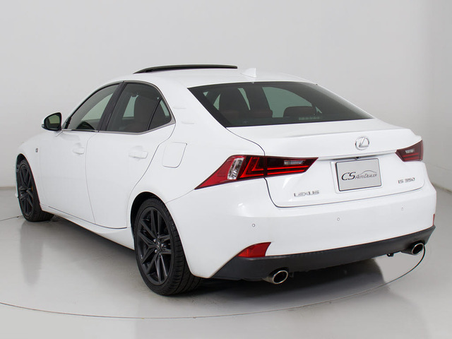 個性的なリアビューで御座います。精悍な佇まいは高級車ならではです。