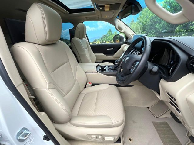 【シートベンチレーション】夏場は涼しい風でお尻や背中の熱やムレを防ぎ、冬はエアコンよりも早く温まってポカポカに!季節を問わず快適に過ごせます。