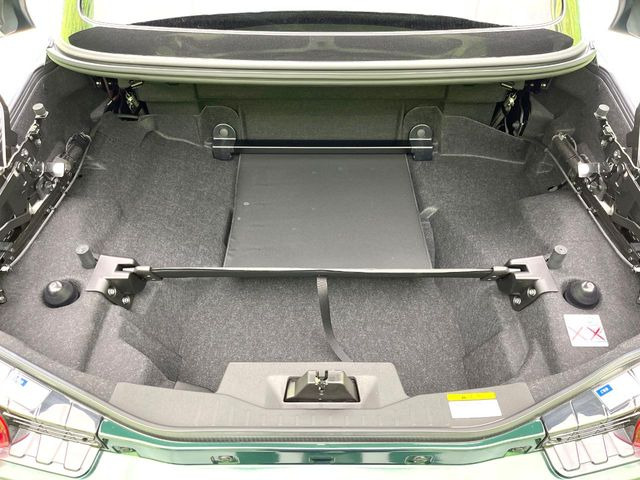 ���i�̂���������ʋ΁A���}���ɏ\���ȉ׎��X�y�[�X���m�ۂ��Ă���܂��B�Z�J���h�V�[�g��|���ƁA�傫�ȉו��̐ύڂ��\�ł���