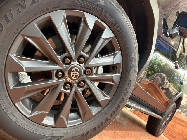 �y����20�C���`�A���~�z�C�[���z�O�ςɃ}�b�`���������A���~�z�C�[���𑕒����Ă���܂��B�e��ЊO�A���~�z�C�[����A�X�^�b�h���X�^�C�����戵�����Ă���܂��B���񂲑��k����������