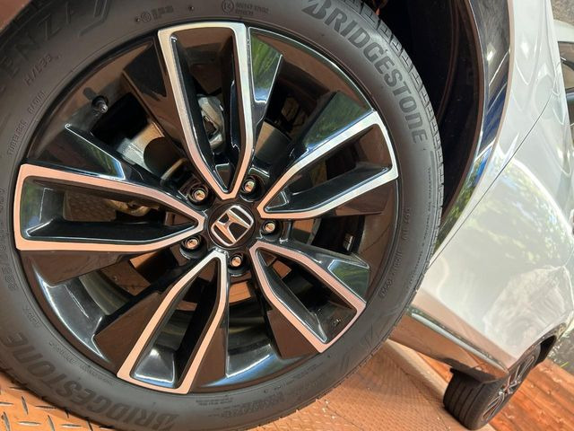 �y����18�C���`�A���~�z�C�[���z�O�ςɃ}�b�`���������A���~�z�C�[���𑕒����Ă���܂��B�e��ЊO�A���~�z�C�[����A�X�^�b�h���X�^�C�����戵�����Ă���܂��B���񂲑��k����������