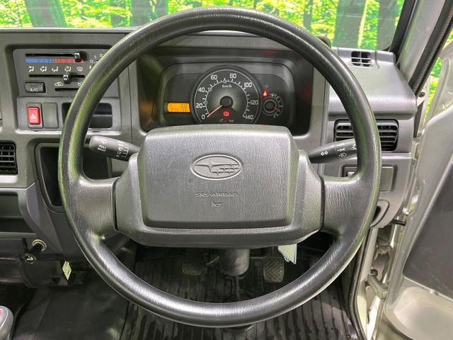 �C���e���A�ɍ��킹���f�U�C���̃X�e�A�����O�́A�^�]�������̂��Ƃ��l���A�^�]���₷���`��A�傫���ł��B�����x�A���ۂɐG���Ă��m���߂��������B