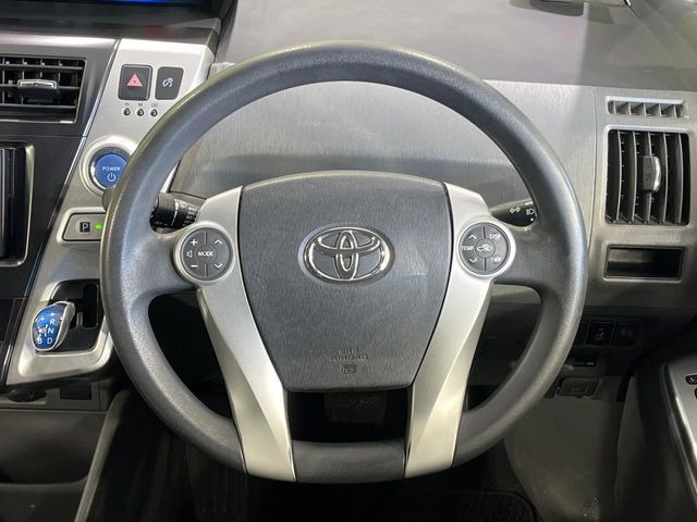 �C���e���A�ɍ��킹���f�U�C���̃X�e�A�����O�́A�^�]�������̂��Ƃ��l���A�^�]���₷���`��A�傫���ł��B�����x�A���ۂɐG���Ă��m���߂��������B