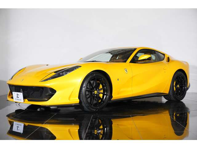 どの角度から見ても存在感とオーラを感じる車両。オプション装備が多数備わっていることでラグジュアリーも体感できます。