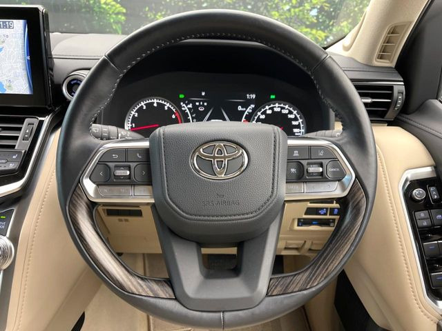 【ウッドコンビステアリング】高級感ある木目調パーツを採用した手に良く馴染むコンビハンドル。運転席廻りの雰囲気も一気に豪華になります!