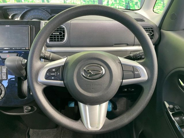 �C���e���A�ɍ��킹���f�U�C���̃X�e�A�����O�́A�^�]�������̂��Ƃ��l���A�^�]���₷���`��A�傫���ł��B�����x�A���ۂɐG���Ă��m���߂��������B