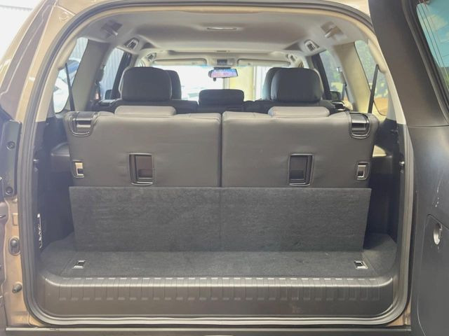 ���i�̂���������ʋ΁A���}���ɏ\���ȉ׎��X�y�[�X���m�ۂ��Ă���܂��B�T�[�h�V�[�g��|���ƁA�傫�ȉו��̐ύڂ��\�ł���