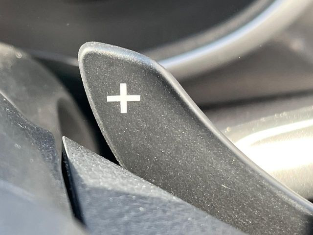 【パドルシフト】ハンドルから手を離さずに素早くシフトアップ&ダウンができるので、エンジンブレーキを使う下り坂や高速道路の合流で加速したい場面で役立ちます。