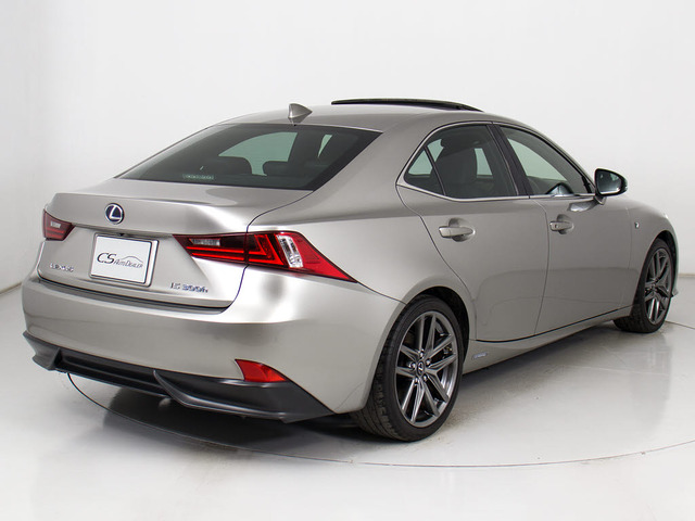 個性的なリアビューで御座います。精悍な佇まいは高級車ならではです。