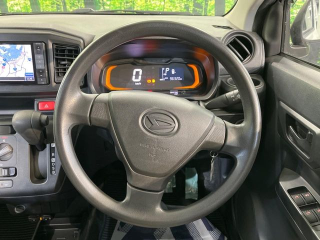 �C���e���A�ɍ��킹���f�U�C���̃X�e�A�����O�́A�^�]�������̂��Ƃ��l���A�^�]���₷���`��A�傫���ł��B�����x�A���ۂɐG���Ă��m���߂��������B