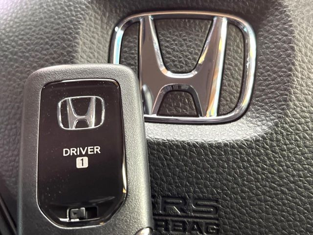 �yHonda�X�}�[�g�L�[�z�J�o����|�P�b�g�ɓ��ꂽ�܂܂ł��h�A�̎{���E�������\�ȃX�}�[�g�L�[�𑕔��B�G���W���̃I���E�I�t�����J�M�����o���K�v����������Ƃ��Ă��֗��ł���