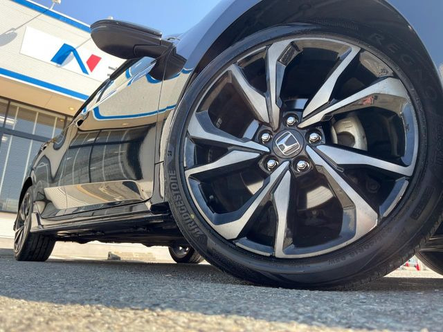 �y����18�C���`�A���~�z�C�[���z�O�ςɃ}�b�`���������A���~�z�C�[���𑕒����Ă���܂��B�e��ЊO�A���~�z�C�[����A�X�^�b�h���X�^�C�����戵�����Ă���܂��B���񂲑��k����������