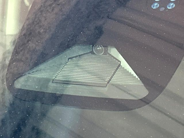 �y�z���_�Z���V���O�z���s���ɑO���̎ԗ�����F�����A�Փ˂������Ȏ��͌x��ƃu���[�L�ŏՓˉ���Ɣ�Q�y�����A�V�X�g�B�����S�Ƀh���C�u�����y���݂��������܂��B