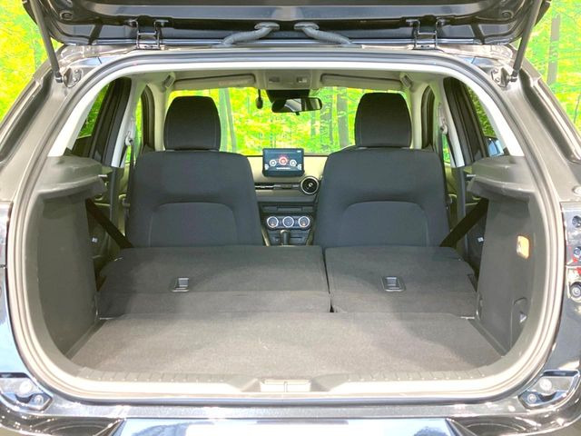 普段のお買い物や通勤、送迎等に十分な荷室スペースを確保しております。セカンドシートを倒すと、大きな荷物の積載も可能です♪