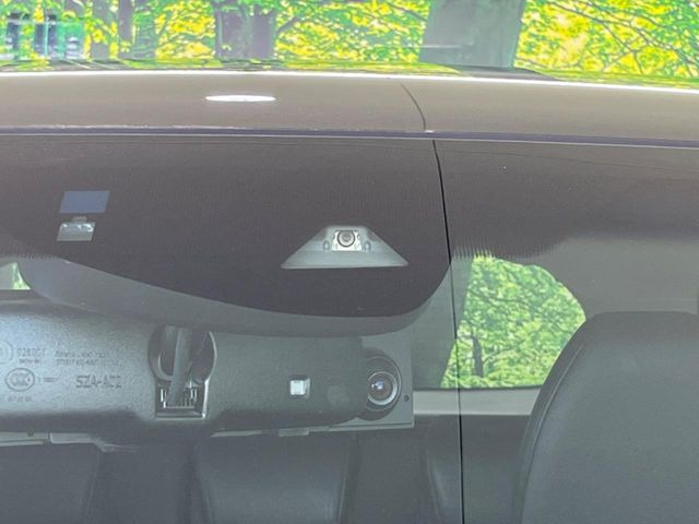 【ホンダセンシング】走行中に前方の車両等を認識し、衝突しそうな時は警報とブレーキで衝突回避と被害軽減をアシスト。より安全にドライブをお楽しみいただけます。