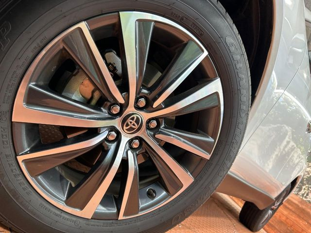 �y����18�C���`�A���~�z�C�[���z�O�ςɃ}�b�`���������A���~�z�C�[���𑕒����Ă���܂��B�e��ЊO�A���~�z�C�[����A�X�^�b�h���X�^�C�����戵�����Ă���܂��B���񂲑��k����������