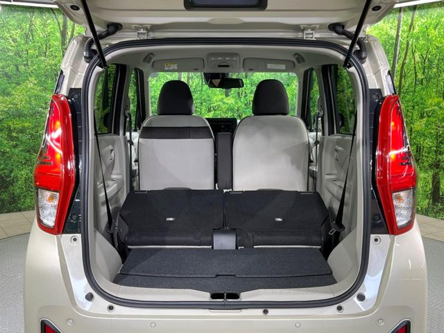 ���i�̂���������ʋ΁A���}���ɏ\���ȉ׎��X�y�[�X���m�ۂ��Ă���܂��B�Z�J���h�V�[�g��|���ƁA�傫�ȉו��̐ύڂ��\�ł���