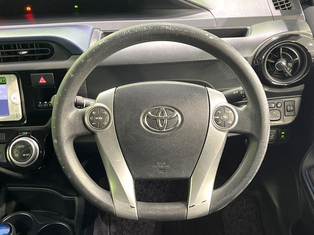 �C���e���A�ɍ��킹���f�U�C���̃X�e�A�����O�́A�^�]�������̂��Ƃ��l���A�^�]���₷���`��A�傫���ł��B�����x�A���ۂɐG���Ă��m���߂��������B