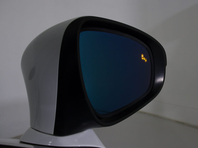 BSM(ブラインドスポットモニタ)!隣の車線を走る車両をレーダーで検知し、ドアミラーでは確認しにくい後側方エリアに存在する車両に加えて、急接近してくる車両も検知します。