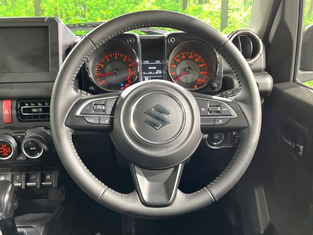 �C���e���A�ɍ��킹���f�U�C���̃X�e�A�����O�́A�^�]�������̂��Ƃ��l���A�^�]���₷���`��A�傫���ł��B�����x�A���ۂɐG���Ă��m���߂��������B