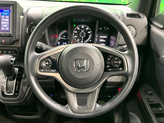 �C���e���A�ɍ��킹���f�U�C���̃X�e�A�����O�́A�^�]�������̂��Ƃ��l���A�^�]���₷���`��A�傫���ł��B�����x�A���ۂɐG���Ă��m���߂��������B