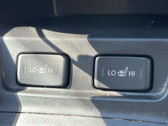 【前席シートヒーター】寒い日に重宝するシートヒーター!エアコンより早く温まってくれるので寒がりの人も安心ですね♪エアコンの温風は乾燥するから苦手、という方にもをおすすめです。