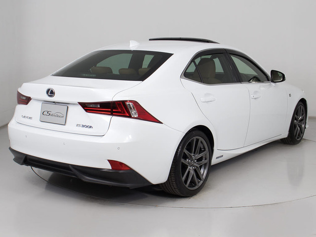 個性的なリアビューで御座います。精悍な佇まいは高級車ならではです。