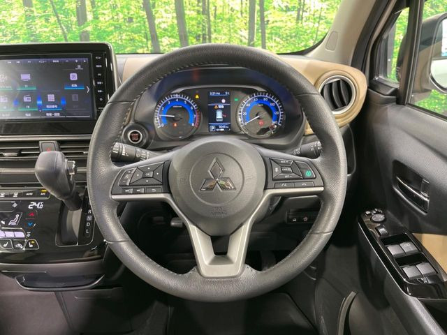 �C���e���A�ɍ��킹���f�U�C���̃X�e�A�����O�́A�^�]�������̂��Ƃ��l���A�^�]���₷���`��A�傫���ł��B�����x�A���ۂɐG���Ă��m���߂��������B