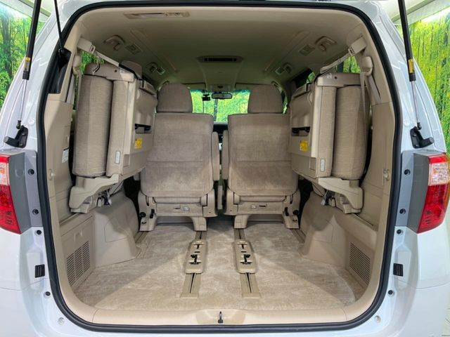 ���i�̂���������ʋ΁A���}���ɏ\���ȉ׎��X�y�[�X���m�ۂ��Ă���܂��B�T�[�h�V�[�g�𒵂ˏグ�A�傫�ȉו��̐ύڂ��\�ł���