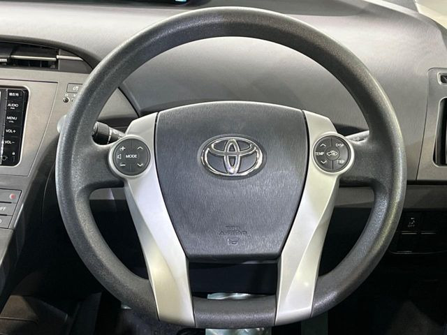 �C���e���A�ɍ��킹���f�U�C���̃X�e�A�����O�́A�^�]�������̂��Ƃ��l���A�^�]���₷���`��A�傫���ł��B�����x�A���ۂɐG���Ă��m���߂��������B