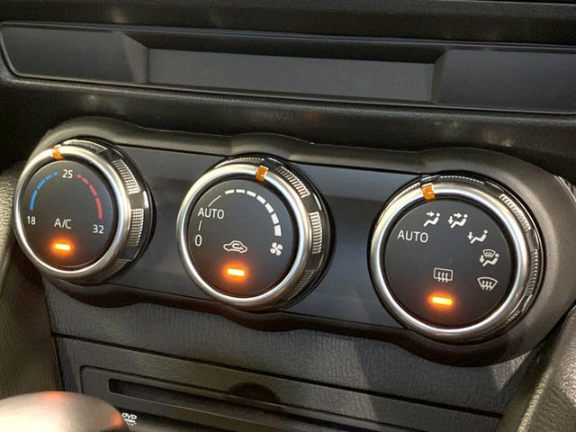 【オートライト】周りの明るさに応じて自動でヘッドライトの点灯・消灯ができる機能です!ライトの付け忘れ・消し忘れなどが無くなり、雨の日や夕方の走行も安心!トンネル通過時も便利ですね♪