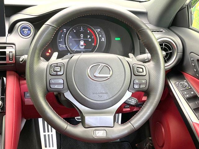 【パドルシフト】ハンドルから手を離さずに素早くシフトアップ&ダウンができるので、エンジンブレーキを使う下り坂や高速道路の合流で加速したい場面で役立ちます。