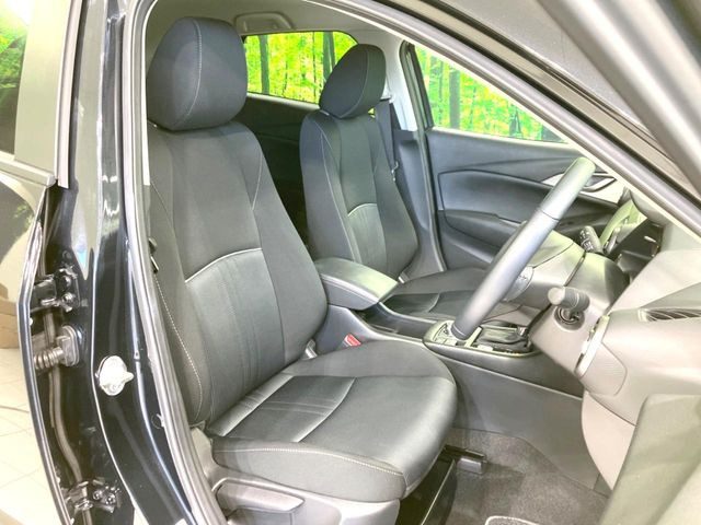 運転席まわりには十分なスペースがあり、大柄な方でもゆったり運転していただける環境です。
