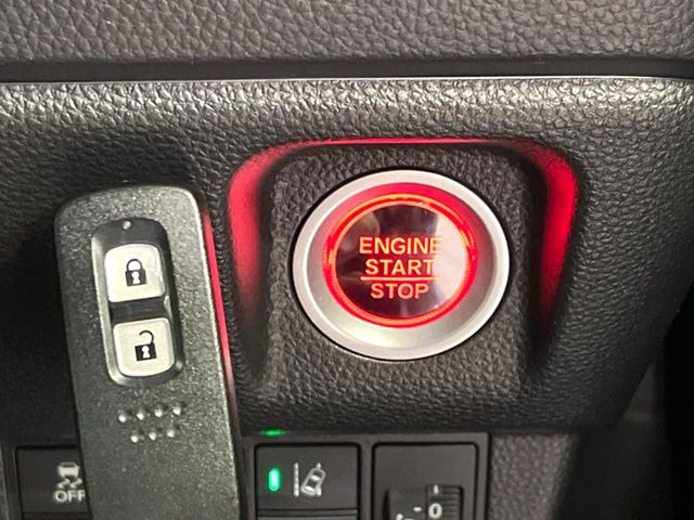 �yHonda�X�}�[�g�L�[�z�J�o����|�P�b�g�ɓ��ꂽ�܂܂ł��h�A�̎{���E�������\�ȃX�}�[�g�L�[�𑕔��B�G���W���̃I���E�I�t�����J�M�����o���K�v����������Ƃ��Ă��֗��ł���