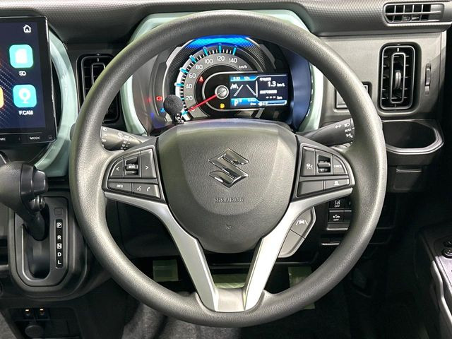 �C���e���A�ɍ��킹���f�U�C���̃X�e�A�����O�́A�^�]�������̂��Ƃ��l���A�^�]���₷���`��A�傫���ł��B�����x�A���ۂɐG���Ă��m���߂��������B