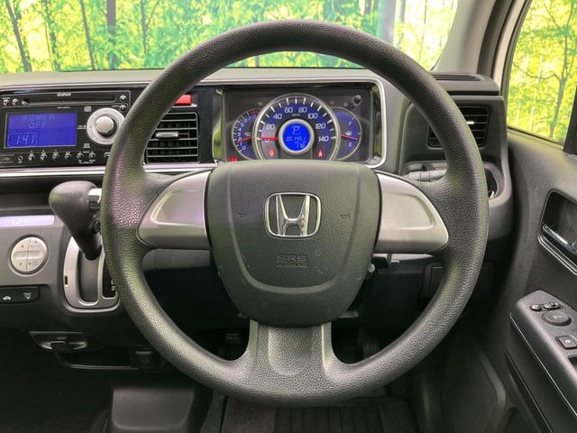 �C���e���A�ɍ��킹���f�U�C���̃X�e�A�����O�́A�^�]�������̂��Ƃ��l���A�^�]���₷���`��A�傫���ł��B�����x�A���ۂɐG���Ă��m���߂��������B