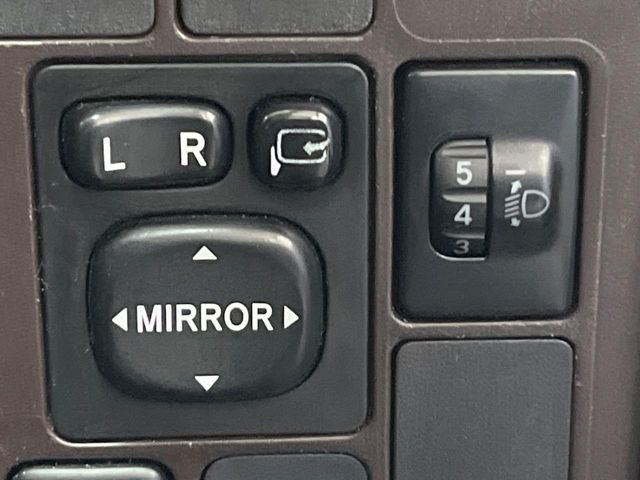 �y�d���i�[�~���[�z�T�C�h�~���[�͓d���i�[���ƂȂ��Ă���A�������ԏ�ł��L�Y�������X�N��}�����܂��B