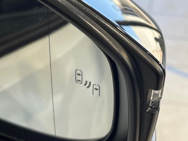 【ブラインドスポットモニター】走行中、ドアミラーの死角になりやすい箇所に後続車が接近するとサイドミラーのレンズに警告を表示!ドライバーに注意喚起をしてくれます。