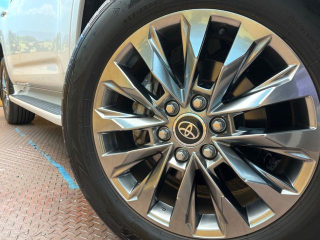 【純正20インチアルミホイール】外観にマッチした純正アルミホイールを装着しております。各種社外アルミホイールや、スタッドレスタイヤも取扱いしております。是非ご相談ください♪