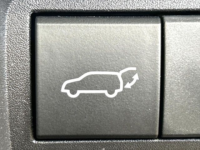 【ハンズフリーパワーバックドア】リアバンパー下部に足先を出し入れするだけでバックドアが自動で開閉♪両手が荷物でふさがっている時でもラクラク開閉操作が行えます!