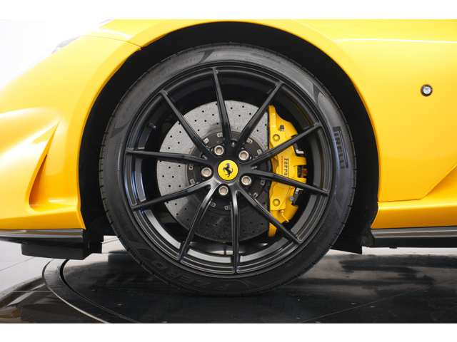 足元には20インチマットブラック鍛造ホイールを装着。上品さを演出しながら走りの性能も高めてくれます。