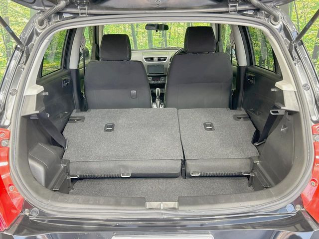 ���i�̂���������ʋ΁A���}���ɏ\���ȉ׎��X�y�[�X���m�ۂ��Ă���܂��B�Z�J���h�V�[�g��|���ƁA�傫�ȉו��̐ύڂ��\�ł���