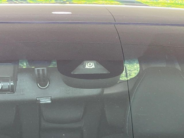 �y�z���_�Z���V���O�z���s���ɑO���̎ԗ�����F�����A�Փ˂������Ȏ��͌x��ƃu���[�L�ŏՓˉ���Ɣ�Q�y�����A�V�X�g�B�����S�Ƀh���C�u�����y���݂��������܂��B