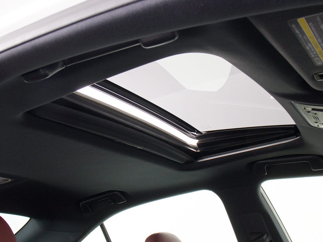 人気装備のサンルーフが付いています!上下チルトに前後スライド機能が付いていますので、様々なドライブシーンで活躍してくれます!!開放感ある車内空間は気持ちがいいですよ!是非体感してみて下さい!