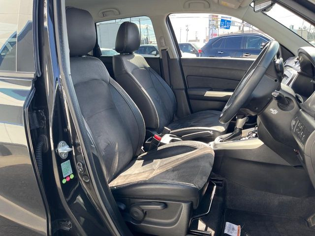 【ハーフレザーシート】高級感と座り心地を両立した人気のシート♪背面・座面のファブリック素材は、通気性の良さや滑りにくさに優れています。気温や服装に左右されず快適にお乗りいただけます。