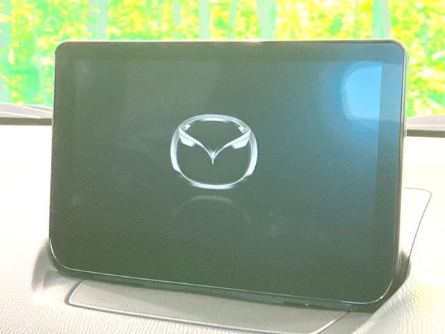 【マツダコネクト】車内の雰囲気にマッチした一体型タイプのディスプレイ。各種車輌設定やBluetooth再生等、様々な機能が楽しめます。専用SDカードのご購入で、ナビ機能も使用出来ます。