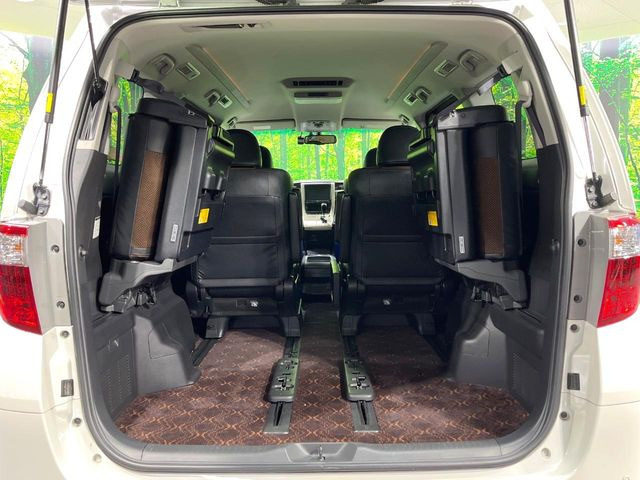 ���i�̂���������ʋ΁A���}���ɏ\���ȉ׎��X�y�[�X���m�ۂ��Ă���܂��B�Z�J���h�V�[�g��|���ƁA�傫�ȉו��̐ύڂ��\�ł���